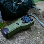 Thermacell Handgerät grün auf Baumstamm